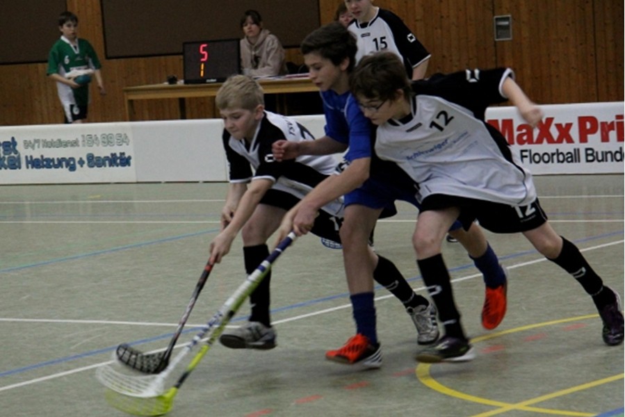 Gegner doppeln im Floorball