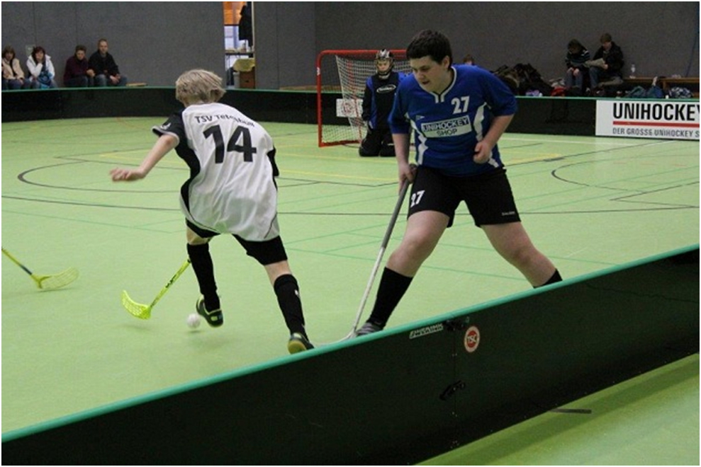 Jannik Strohmeier dribbelt den Gegenspieler aus