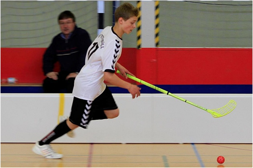 Lukas Bieger im Sprint am Ball